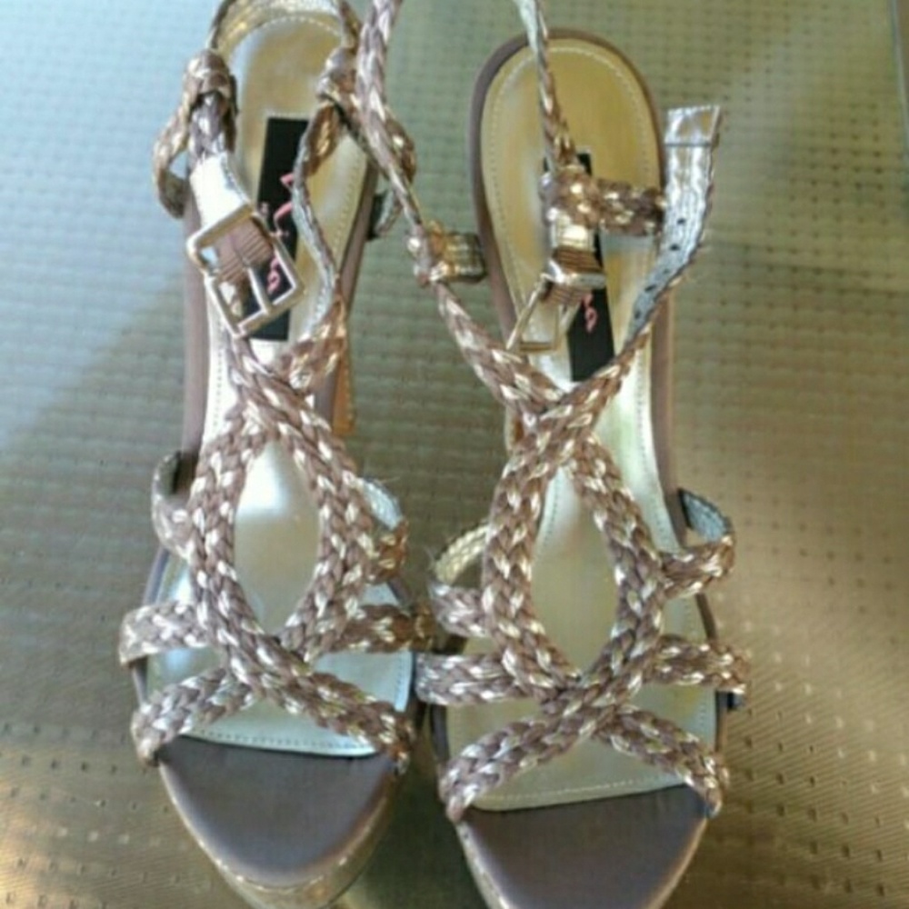 Super cute grey heels